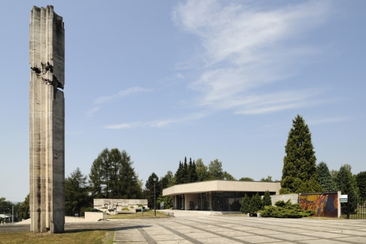 Vstupní prostor hřbitova se stélou a dekorativní zdí Vladislava Gajdy a mozaikou Miry Haberernové-Trančíkové (foto Roman Polášek, 2015).