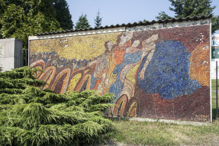 Mozaika Odchod od slovenské autory Miry Haberernové-Trančíkové (foto Jakub Ivánek, 2015, před opravou mozaiky).