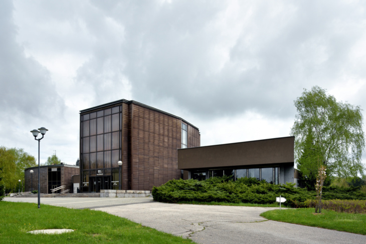 Smuteční síň s krematoriem od architekta Iva Klimeše (foto Roman Polášek, 2016).