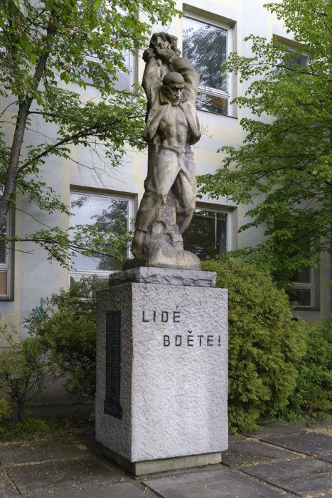 Ladislav Ľudovít Pollák: Památník obětem druhé světové války v Zábřehu, 1949–50