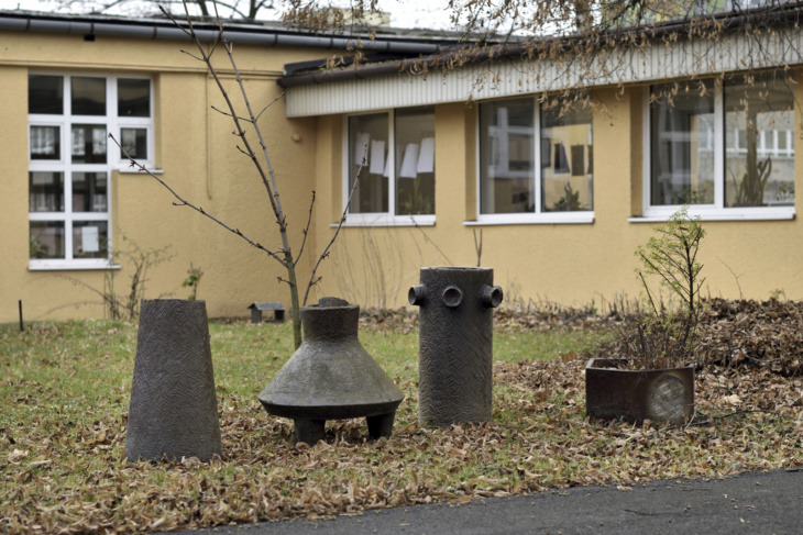 Keramické žardiniéry Pavla Hanzelky na dvoře školy.