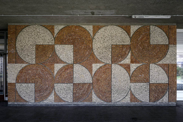 Jan Václavík: detail geometrické mozaiky na kolejích VŠB (foto Roman Polášek)