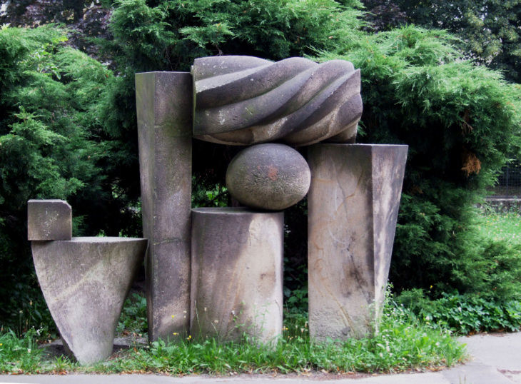 Miloslav Hejný: Zlatá brána před MŠ Mitušova 4 (foto Marie Šťastná, 2007)