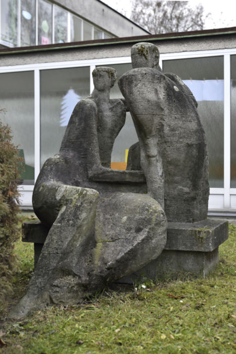 Jiří Babíček: Rodina před MŠ Mitušova 6 (foto Roman Polášek, 2015)