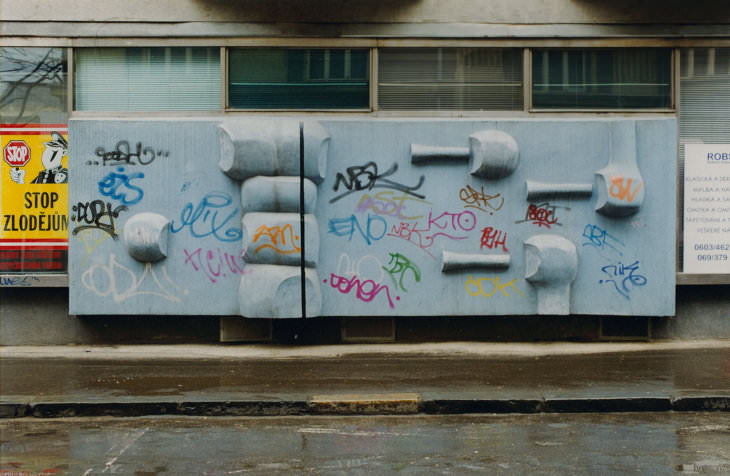 Střelci před zničením na konci 90. let 20. století (modrý nátěr získal reliéf již v roce 1969, barevné graffiti až po zásazích sprejerů v 90. letech (foto Hana Číhalová pro Galerii výtvarného umění v Ostravě)