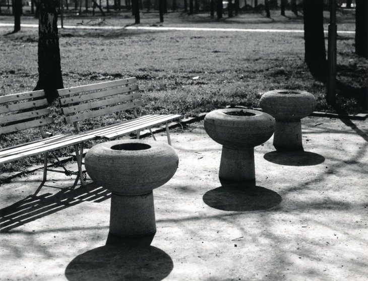 Konrád Babraj: žardiniéry v parku u Domu kultury Vítkovic, 1980 (foto Petr Sikula)