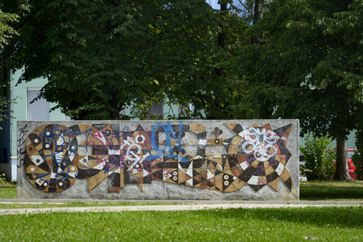 Pavel Hanzelka: dekorativní stěna s přírodními motivy za poliklinikou v Porubě, 1970, současný stav (foto Roman Polášek)