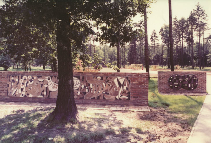 Pavel Hanzelka (dekorativní stěny) a Otakar Schindler (experimentální dřevěné dětské hřiště), Bělský les, 1973 (foto z pozůstalosti Pavla Hanzelky)