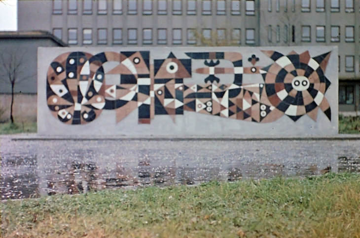 Pavel Hanzelka: dekorativní stěna s přírodními motivy za poliklinikou v Porubě, 1970, stav v 70. letech 20. století (pozůstalost Pavla Hanzelky)