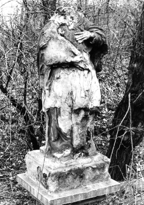 Poškozená socha sv. Jana Nepomuckého ve Slezské Ostravě před sejmutím (foto Hana Kunzová, Archiv města Ostravy)