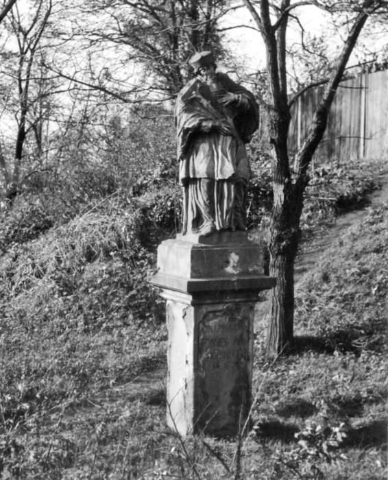 Socha sv. Jana Nepomuckého ve Slezské Ostravě na stanovišti u mostu (foto Květoslav Kubala (?), Archiv města Ostravy)