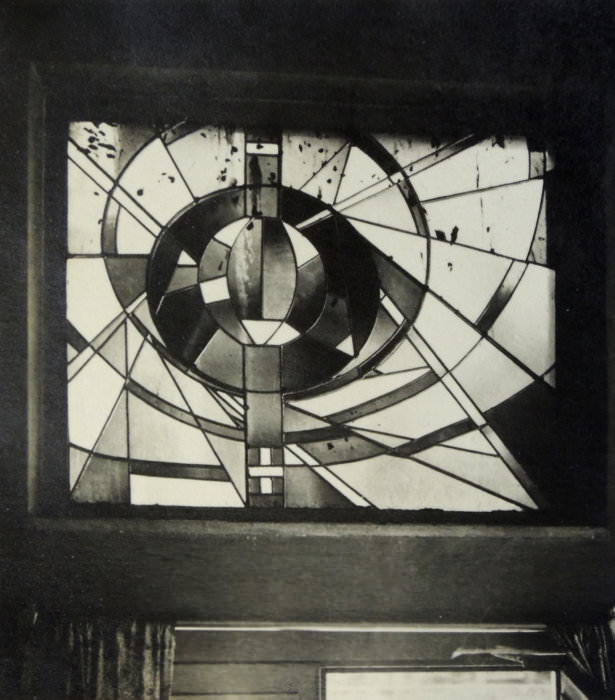 Jiří Jaromír Drozd: vitráž s motivem Výboje energie pro restauraci Centrum, 1961–1964 (Zemský archiv v Opavě)
