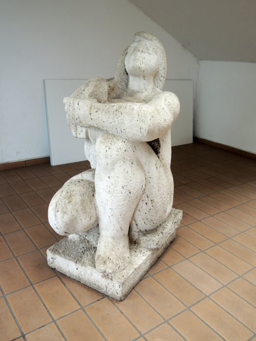 Jiří Myszak: Vzhlížející, 1961–1965, současné umístění pod schodiště výstavního pavilonu A (foto Jakub Ivánek)