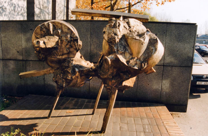 Vladimír Janoušek: Pegas / Letící stroje, 1970–71, původní umístění u služebního vchodu (sbírky Ostravského muzea, foto František Řezníček, 90. léta 20. století)