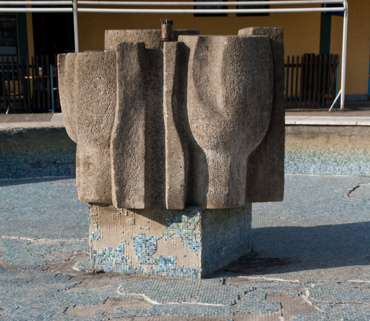 Štěpán Mikula: pískovcový květ (tulipány) v kašně před obchodním domem Hlubina v Hrabůvce, 1976–1979 (foto Jakub Ivánek, 2014)