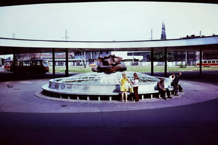 Fungující fontána před Hlavním nádražím na staré fotografii neznámého autora (zveřejněno na Facebooku Zapomenuté Ostravy).