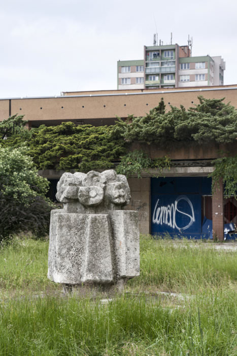 Štěpán Mikula: Květy míru / Jabloňové květy za obchodním střediskem Odra, 1978–1984 (foto Jakub Ivánek, 2015)