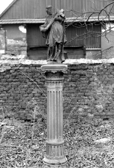 Sv. Jan Nepomucký v Hrušově na fotografii asi z 80. let 20. století (Archiv města Ostravy).