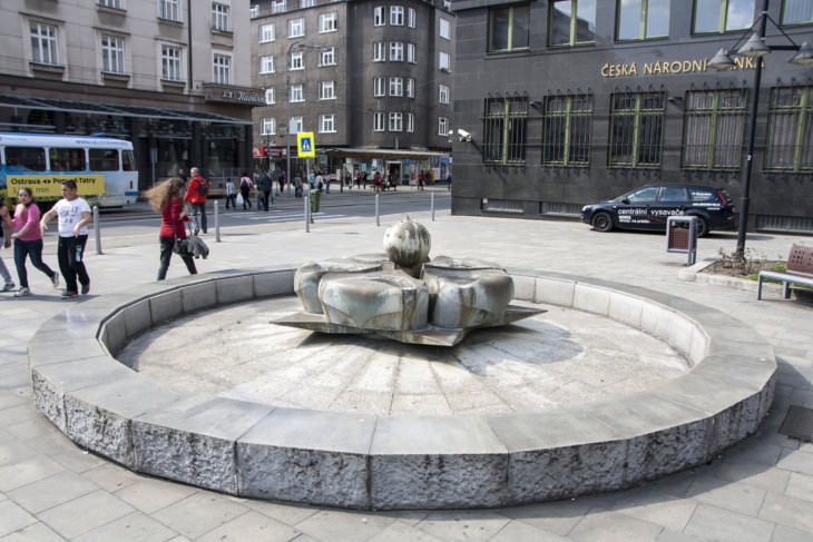 Vladislav Gajda: kašna s heraldickou růží na současném umístění na náměstí Edvarda Beneše, 1975–1976 (foto Jakub Ivánek, 2015)