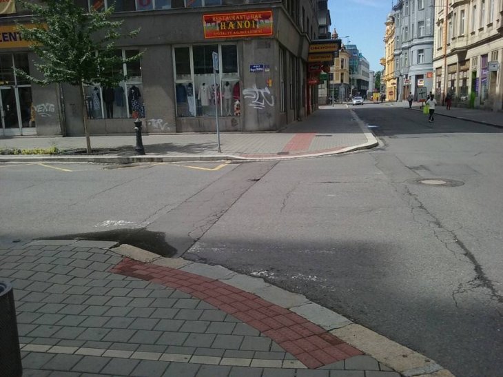 Nám. Msgre. Šrámka – příklad změny původního přechodu pro chodce na místo pro přecházení