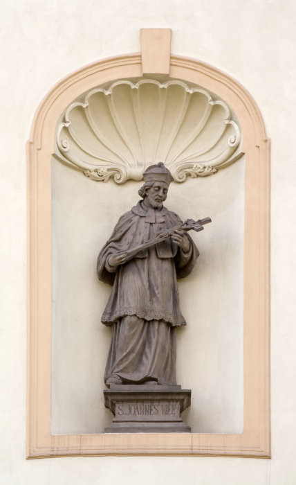 Sv. Jan Nepomucký v nice zadního průčelí kostela ve Staré Bělé (foto Jakub Ivánek).