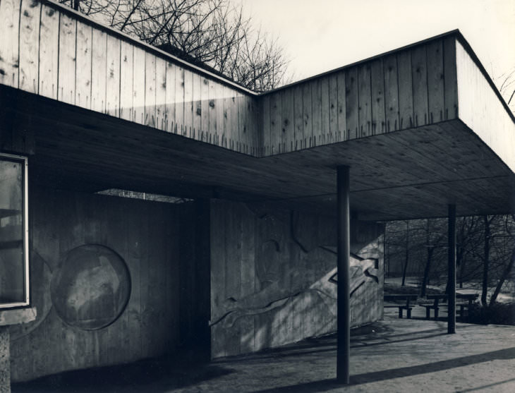Václav Uruba: reliéf letícího kosmonauta na zastávce Náměstí Jurije Gagarina, 1976 (foto Petr Sikula)
