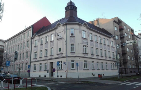 husova