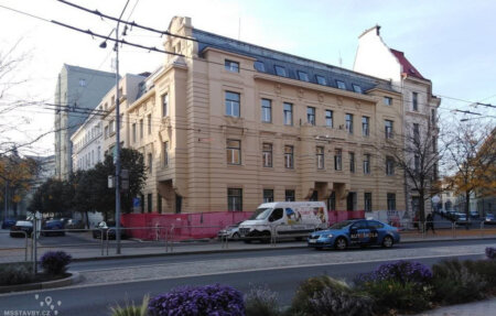 husovo namesti