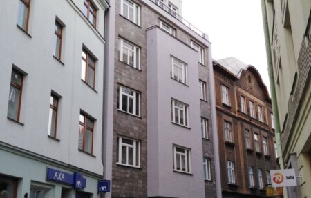 na hradbach