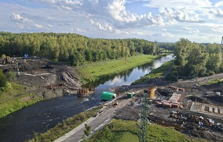 Výstavba nového mostu přes řeku Ostravici v centru Ostravy.