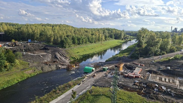 Výstavba nového mostu přes řeku Ostravici v centru Ostravy.