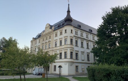 Fotografie rekonstrukce historické fasády zámku v Bartošovicích.