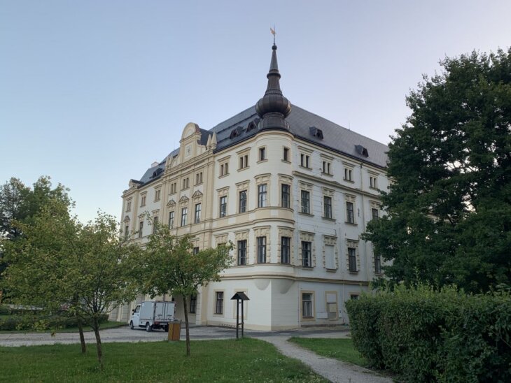 Fotografie rekonstrukce historické fasády zámku v Bartošovicích.