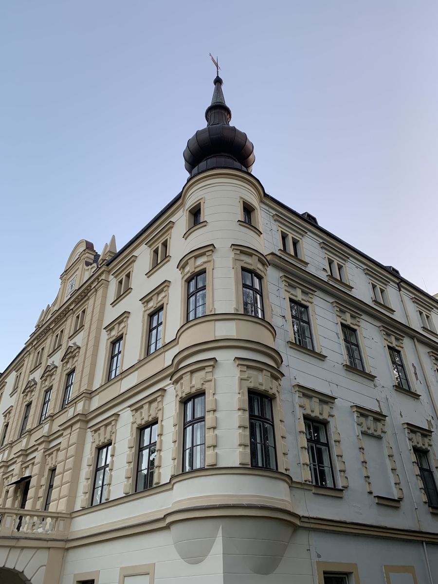 Fotografie rekonstrukce historické fasády zámku v Bartošovicích.