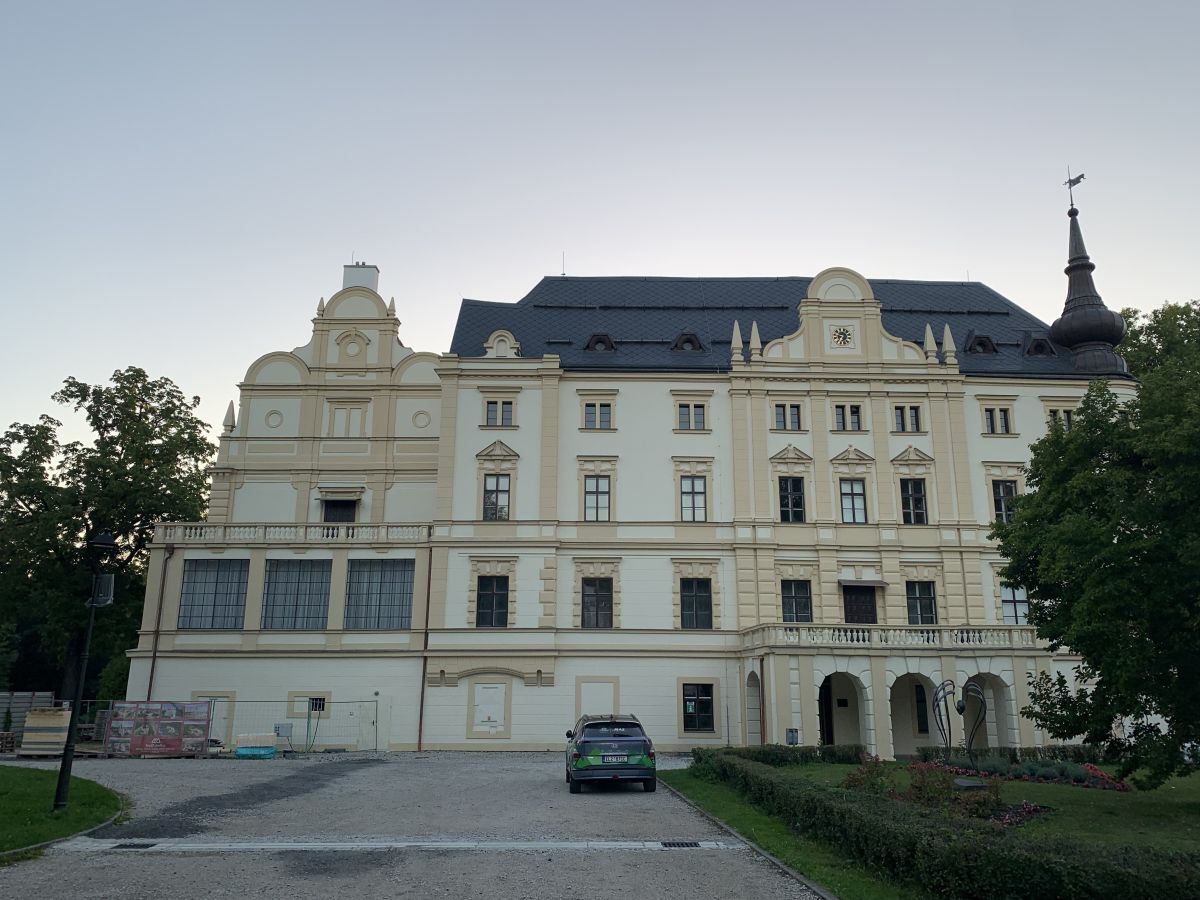 Fotografie rekonstrukce historické fasády zámku v Bartošovicích.