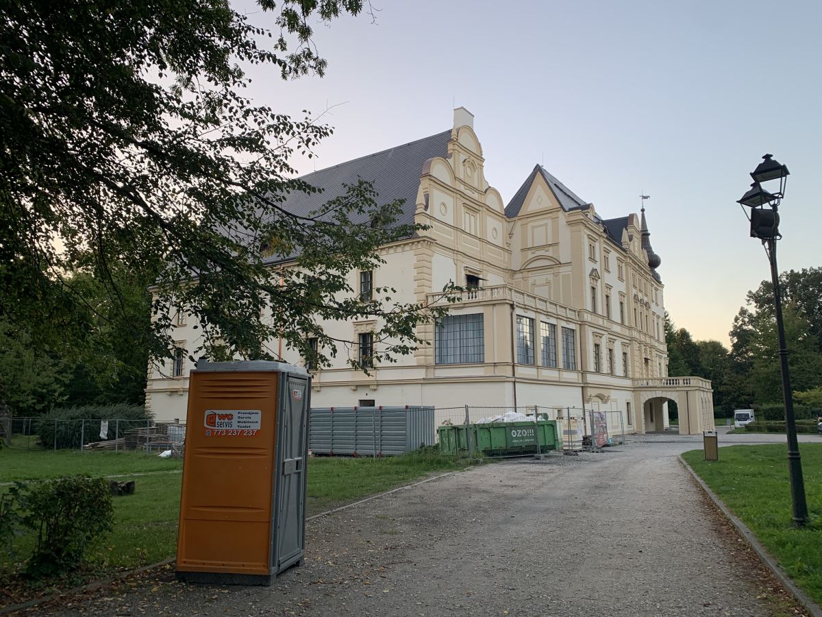 Fotografie rekonstrukce historické fasády zámku v Bartošovicích.