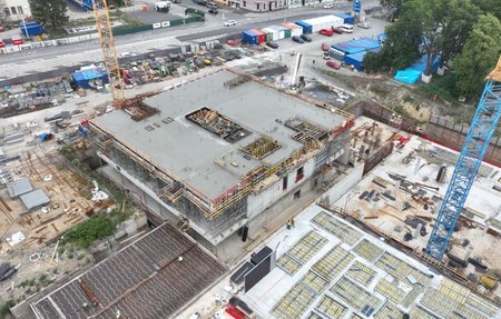 Realizace nosné konstrukce Moravskoslezské vědecké knihovny - černé kostky.