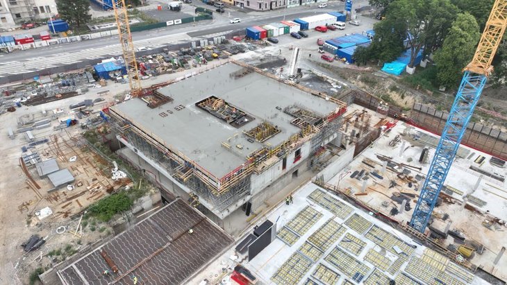 Realizace nosné konstrukce Moravskoslezské vědecké knihovny - černé kostky.