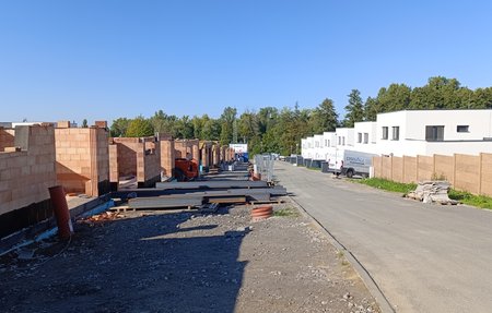 Fotografie výstavby řadových domů Ostrava-Muglinov.