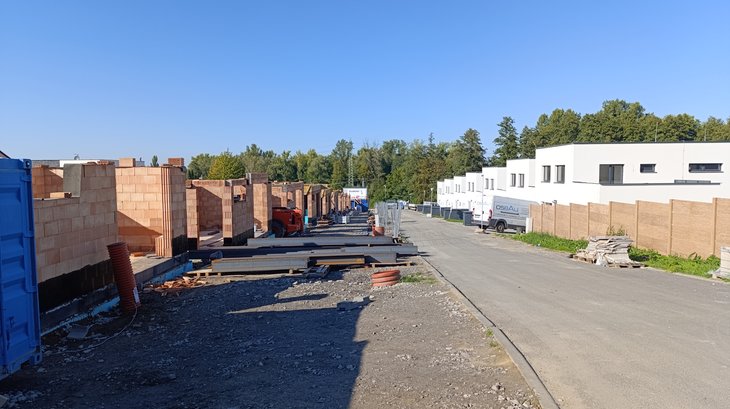 Fotografie výstavby řadových domů Ostrava-Muglinov.