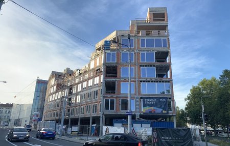 Fotografie aktuálního stavu výstavby rezidence Biskupská v centru Ostravy.