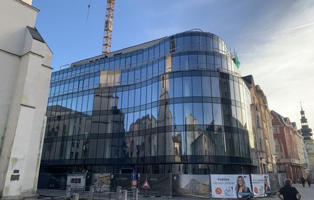 Fotografie aktuálního stavu výstavby polyfunkčního domu Václav v centru Ostravy.