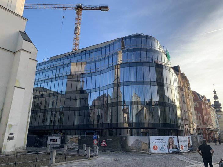 Fotografie aktuálního stavu výstavby polyfunkčního domu Václav v centru Ostravy.