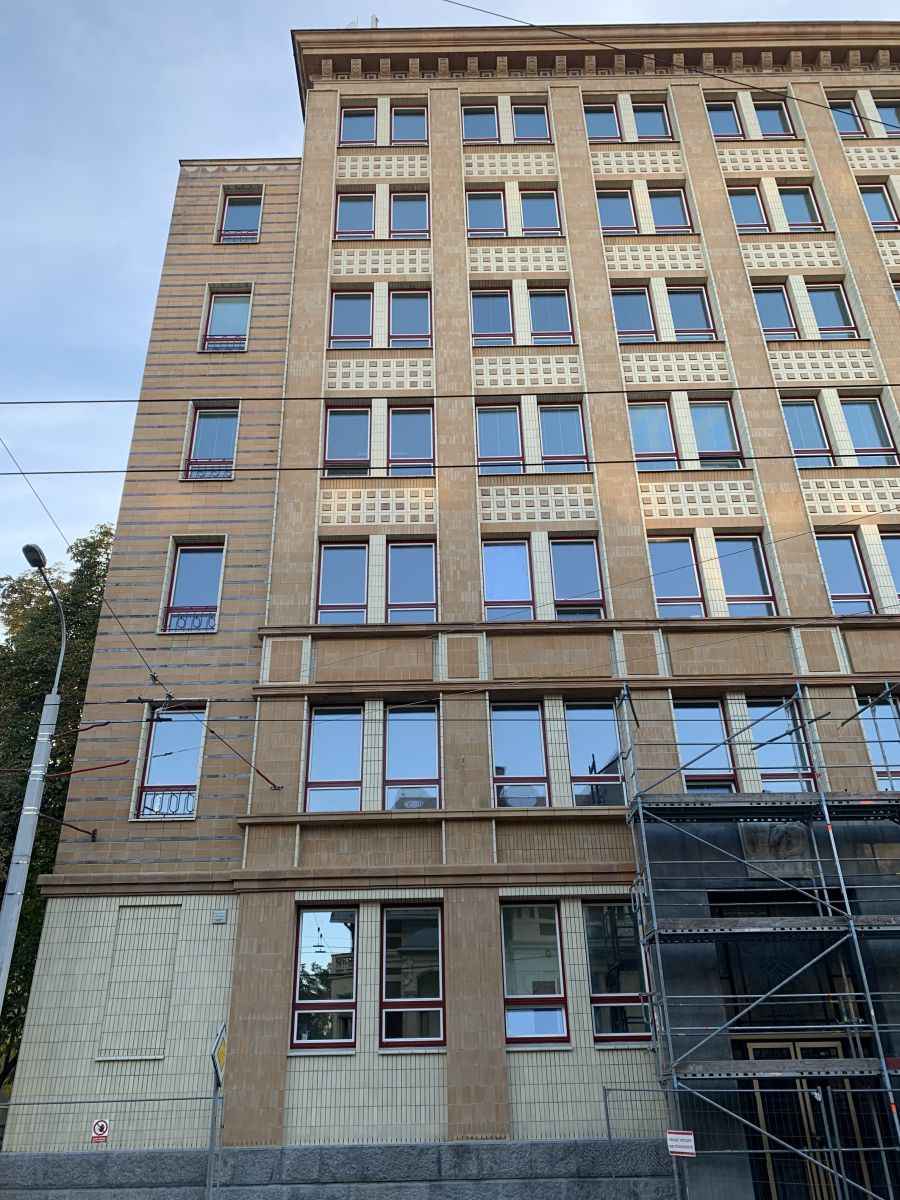 Fotografie vyčištěné kachlíkové fasády objektu vyoské školy ekonomické v centru Ostravy.