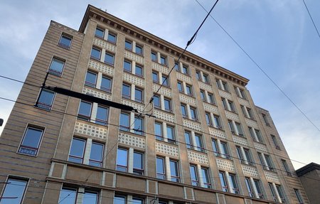 Fotografie vyčištěné kachlíkové fasády objektu vyoské školy ekonomické v centru Ostravy.