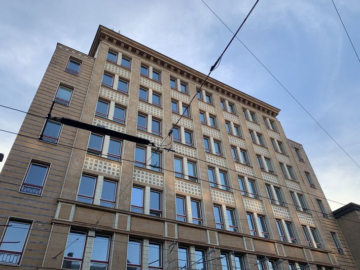 Fotografie vyčištěné kachlíkové fasády objektu vyoské školy ekonomické v centru Ostravy.