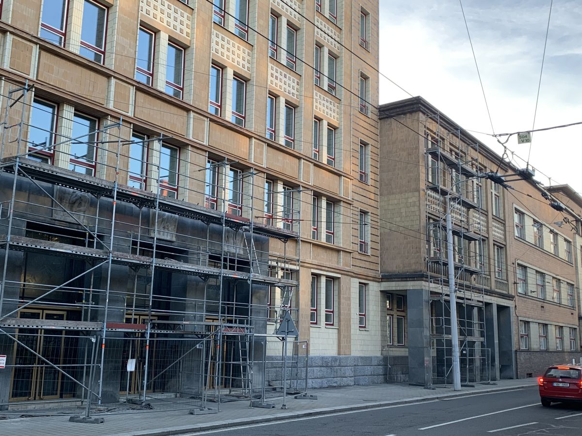 Fotografie vyčištěné kachlíkové fasády objektu vyoské školy ekonomické v centru Ostravy.