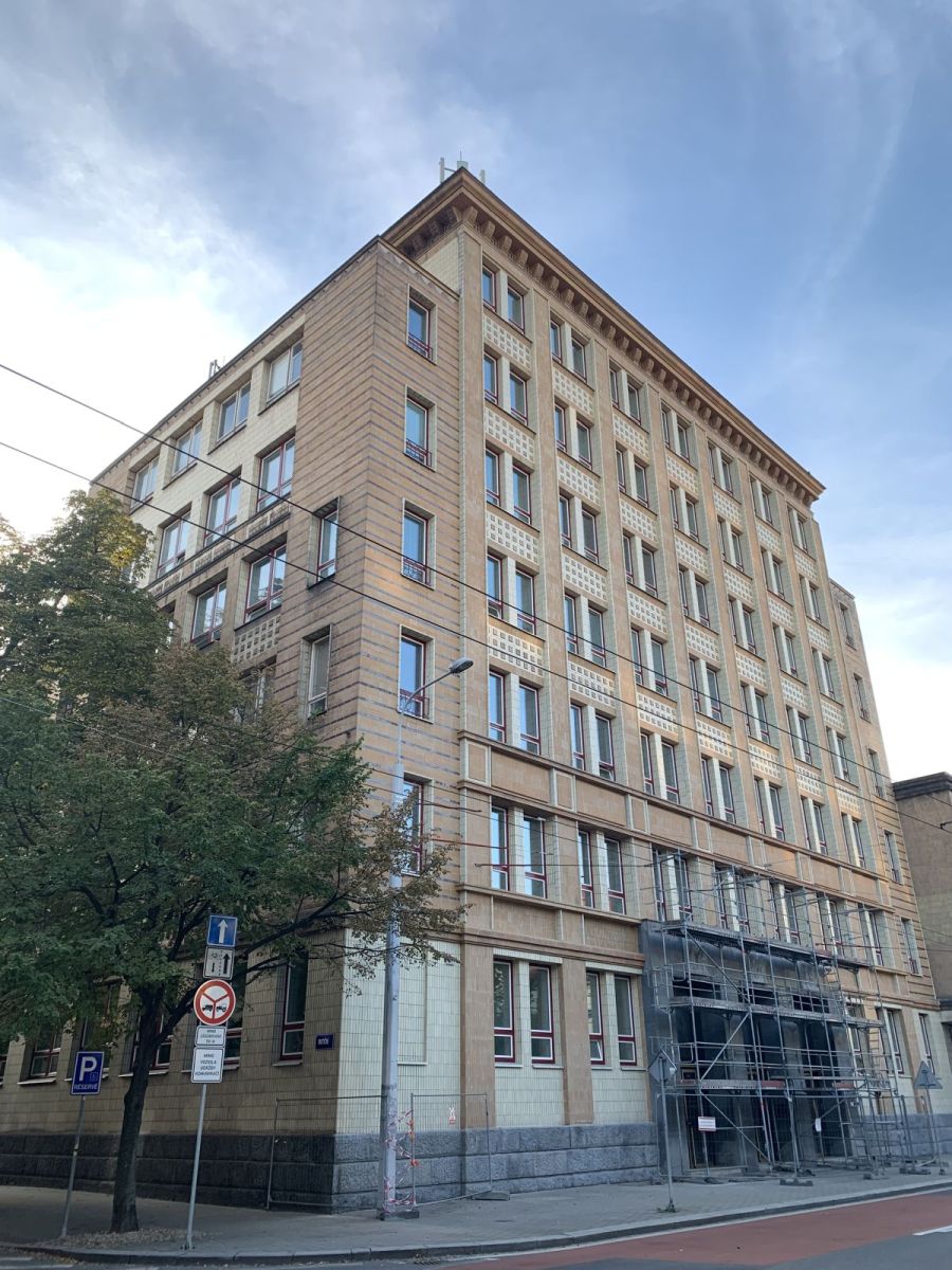 Fotografie vyčištěné kachlíkové fasády objektu vyoské školy ekonomické v centru Ostravy.