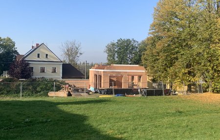 Fotografie výstavby obnovy ledovny a vrátnice v Nové Horce.