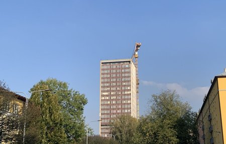 Fotografie rekonstrukce výškového domu na Ostrčilově ulici v centrum Ostravy.
